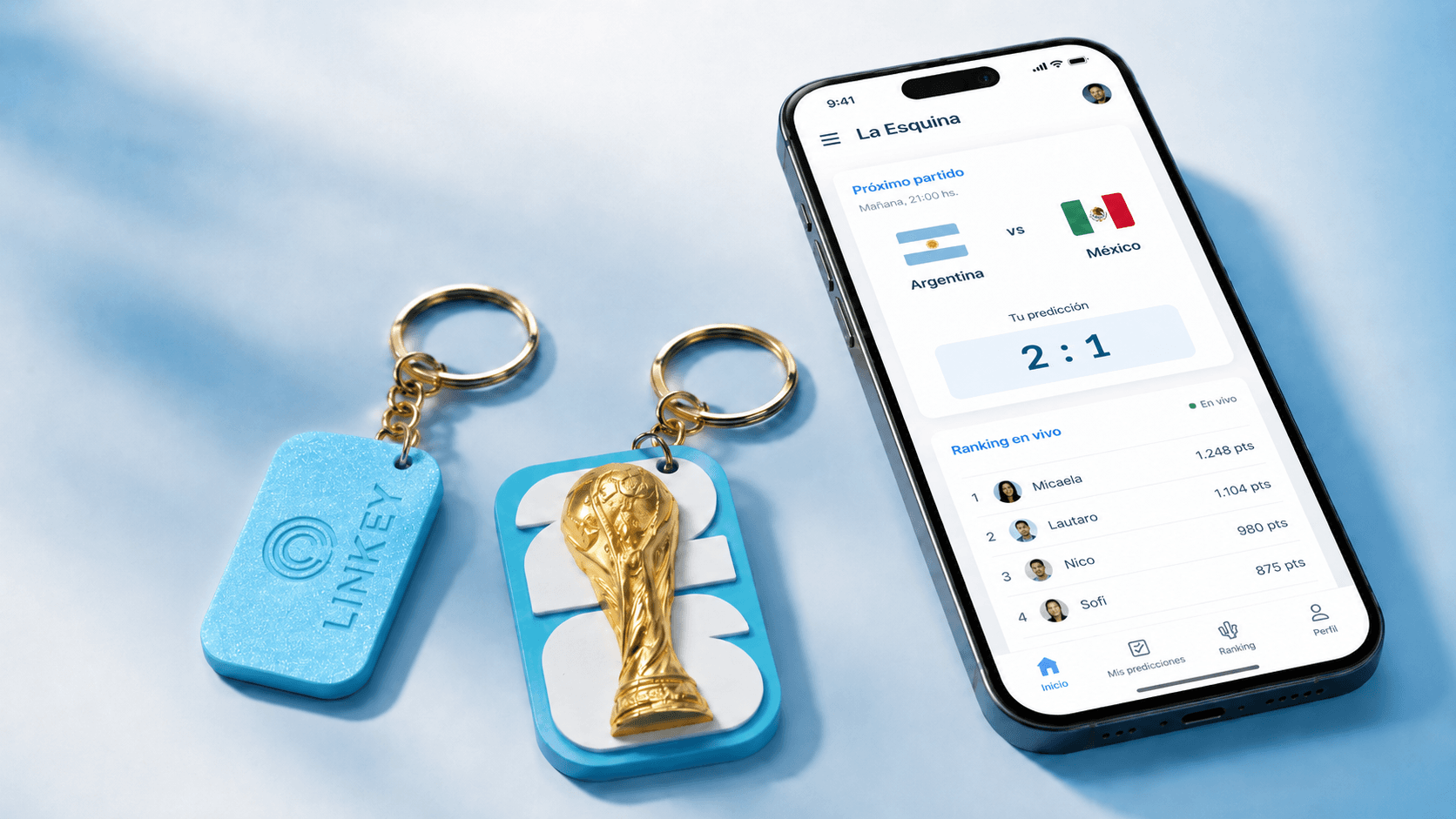 Llaveros LiNKey junto al portal del Mundial 2026 en un iPhone