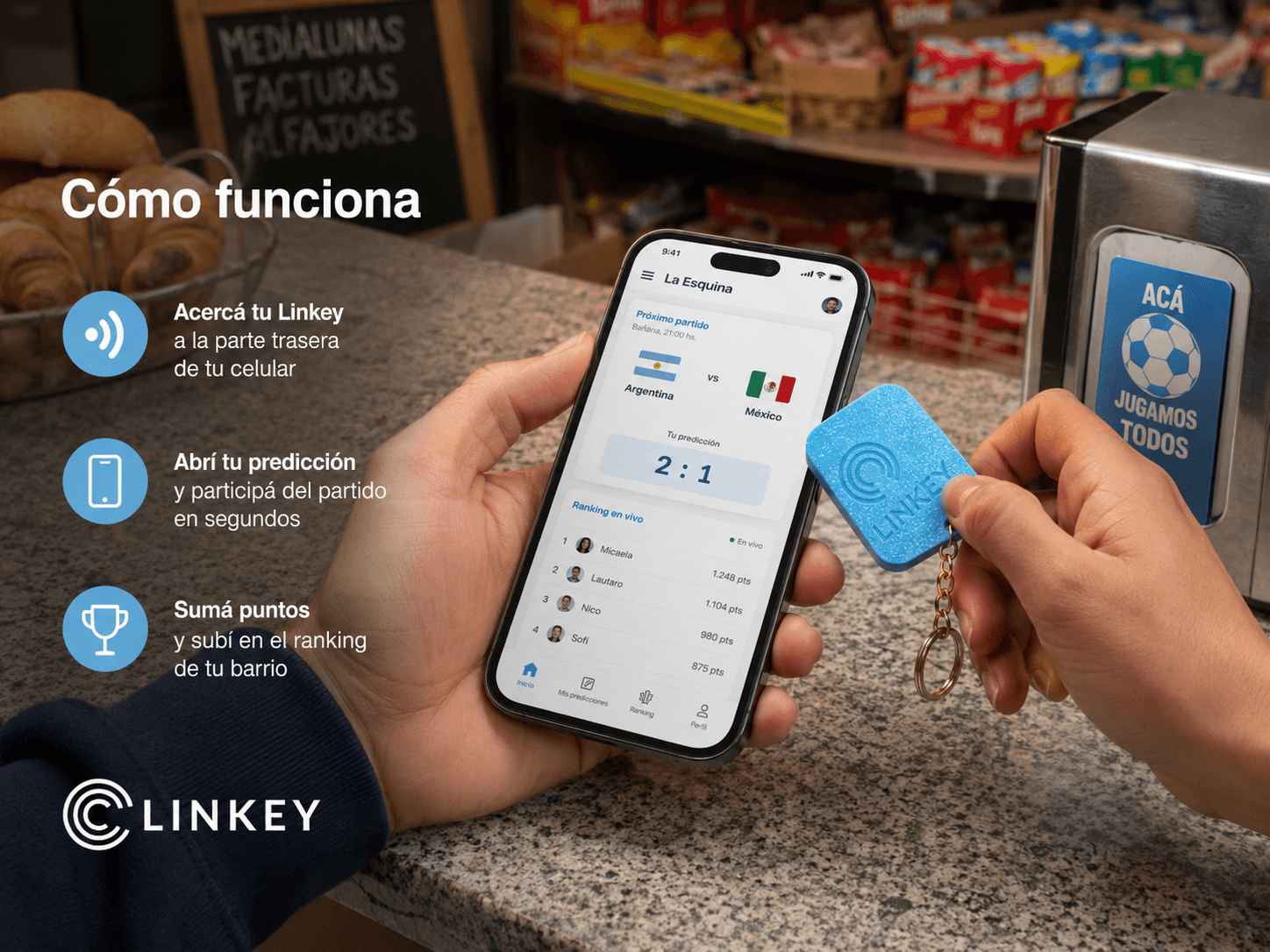 Mano sosteniendo un iPhone con el portal LiNKey y un llavero celeste apoyado al lado en un mostrador de almacén